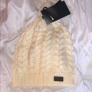 NIKE NSW Cable Knit Beanie with removable Pom